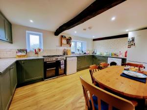 Η κουζίνα ή μικρή κουζίνα στο Barn End Cottage