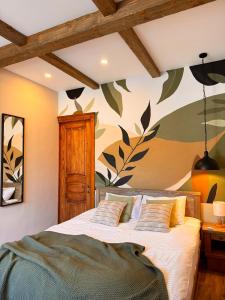 Hotel Borjomi Verde في بورجومي: غرفة نوم بسرير مع جدار ازهار