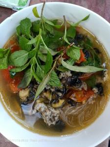 una ciotola di zuppa con carne e verdure dentro. di MOTEL MINH TÂM 28 