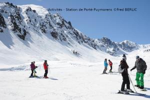 un grupo de personas esquiando en una montaña cubierta de nieve en Camping Las Asperas***, en Palau-de-Cerdagne