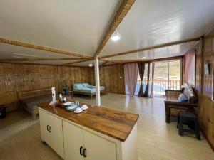 ein Wohnzimmer mit einem Bett und einem Tisch in der Unterkunft Tabskie’s Homestay in Catarman