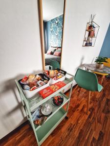 tavolo da trucco con specchio e sedia di Maison Mojan B&B - Tra Venezia e Treviso a Mogliano Veneto