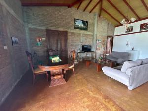 sala de estar con mesa y sofá en Casa Campestre Lago Calima, en Calima