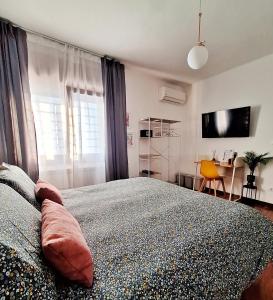 1 dormitorio con 1 cama grande y TV en Maison Mojan B&B - Tra Venezia e Treviso, en Mogliano Veneto