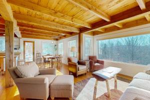 Ruang duduk di Light-filled Retreat in Mad River Valley