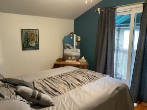 um quarto com uma cama e uma janela em Gite du Lac Docteur em Saint-Honoré