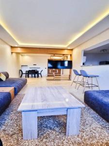 ein Wohnzimmer mit einem Sofa und einem Tisch in der Unterkunft studio gueliz in Marrakesch