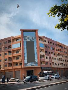 ein großes Apartmenthaus mit einem großen Fenster in der Unterkunft studio gueliz in Marrakesch