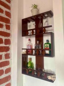 a shelf on a wall with bottles on it at Suite céntrico vista al Mar in Montañita