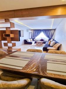 ein großes Wohnzimmer mit einem Sofa und einem Tisch in der Unterkunft studio gueliz in Marrakesch