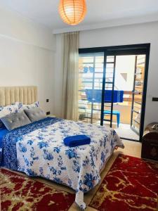Schlafzimmer mit einem Bett und Blick auf einen Balkon in der Unterkunft studio gueliz in Marrakesch
