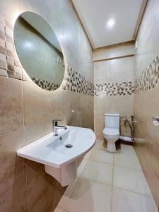ein Bad mit einem Waschbecken und einem WC in der Unterkunft studio gueliz in Marrakesch