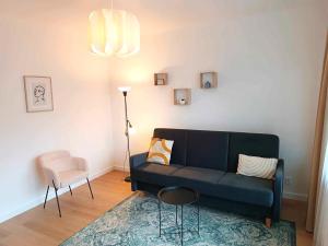 salon z niebieską kanapą i krzesłem w obiekcie Comfort apartment w Warszawie