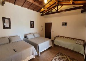 a bedroom with two beds in a room at Recanto NS Aparecida in Socorro