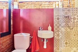 聖庫加特－德爾巴列斯的住宿－Loft Art Studio Sant Cugat - Barcelona，一间带卫生间和水槽的浴室