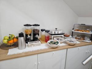 un bancone della cucina con cibo su un piano di lavoro di Sabrina's House a Porto Cesareo