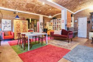 sala de estar con mesa y sillas en Loft Art Studio Sant Cugat - Barcelona en Sant Cugat del Vallès