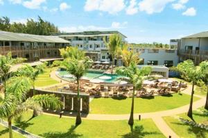 - une vue aérienne sur un complexe avec une piscine et des palmiers dans l'établissement Cosy studio - Trou-aux-Biches, à Trou aux Biches