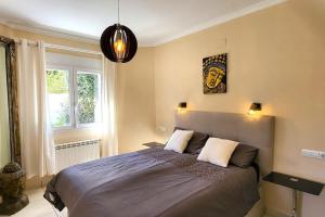 een slaapkamer met een bed en een schilderij aan de muur bij Villa Flor de Neu in Denia +55 foto's