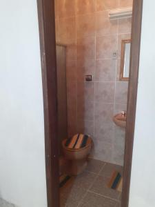 uma casa de banho com um WC e um lavatório em Pousada Sro Adilson em Mangaratiba