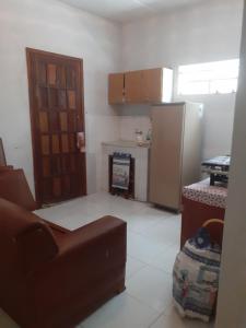 cocina con nevera y sofá en una habitación en Pousada Sro Adilson, en Mangaratiba 20 fotos más