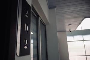 un primer plano de una ventana con números en ella en BHB - ApartaHotel en Leticia