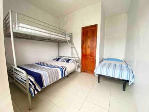 a bedroom with two bunk beds and a door at Departamento vista al mar in Montañita