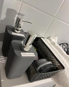 um secador de cabelo e escova sentados numa prateleira em PV Apartman em Miskolc