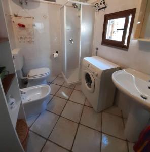 a bathroom with a toilet and a sink and a shower at Villa Soprana, casa per vacanze in Lipari