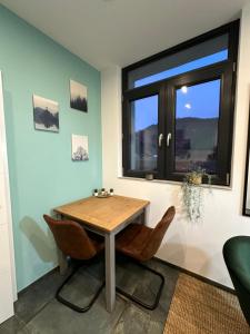 una sala da pranzo con tavolo e finestra di Relaxen im Weindorf Mayschoß Fewo 1 a Mayschoss