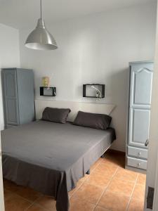 1 dormitorio con 1 cama en una habitación en Casa Pastri, en Caleta de Sebo