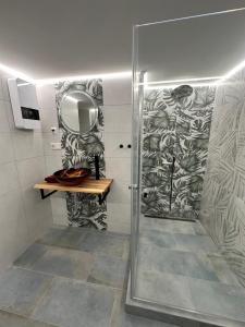 y baño con ducha y puerta de cristal. en Relaxen im Weindorf Mayschoß Fewo 1, en Mayschoss
