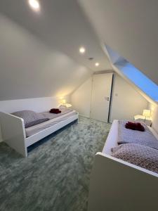 2 camas en una habitación con ático en Relaxen im Weindorf Mayschoß Fewo 4, en Mayschoss