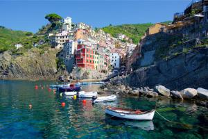 a group of boats in a body of water with buildings at Una finestra sul Golfo di Le Grazie in Le Grazie