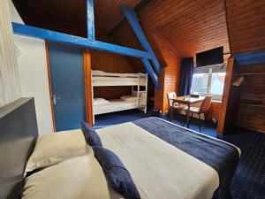 Säng eller sängar i ett rum på Escal Hôtel