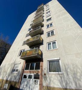 um edifício alto com vitrais em PV Apartman em Miskolc