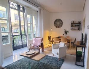 a living room with a table and chairs at Magdalena Plaza City Center 1º in Seville