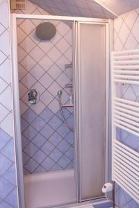 W łazience znajduje się prysznic ze szklanymi drzwiami. w obiekcie Boardinghouse Schnaitheim w mieście Heidenheim an der Brenz