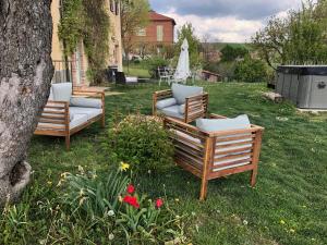 アルフィアーノ・ナッタにあるCascina Vicentiniの庭に椅子3脚とソファ