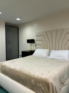 A bed or beds in a room at Modern Suite/Loft
