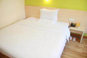 Een bed of bedden in een kamer bij 7Days Inn Tangshan Haigang District Haicheng Road