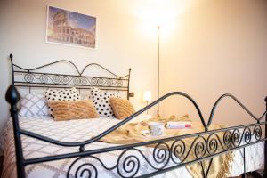 una camera con letto in metallo e cuscini di La Casa di Sopra ad Ardea