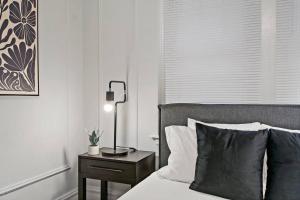 una camera da letto con un letto con una lampada su un comodino di Modern and Minimalist Studio Apartment - Bstone 105 and 108 rep a Chicago