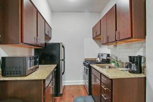 Η κουζίνα ή μικρή κουζίνα στο Modern and Minimalist Studio Apartment - Bstone 105 and 108 rep