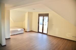 una camera mansardata con letto e pavimento in legno di Ilic House a Belgrado