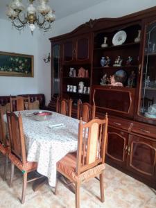 een eetkamer met een tafel en stoelen bij Piso de 4 habitaciones in O Grove