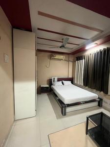 a bedroom with a bed and a ceiling at Private room in apartment in Mire