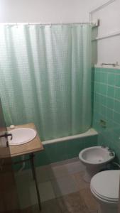 y baño con lavabo, aseo y ducha. en Departamernto centro ,Obelisco! en Buenos Aires