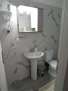 A bathroom at ΥΑΚΙΝΘΟΣ