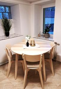 uma mesa de madeira e cadeiras num quarto com uma janela em revLIVING Apartments Gars am Kamp em Gars am Kamp